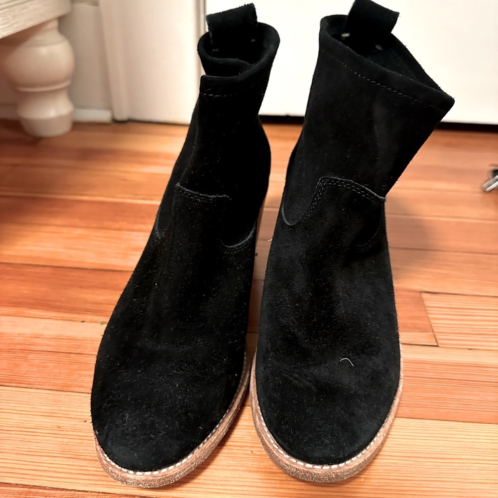Women’s black suede boots